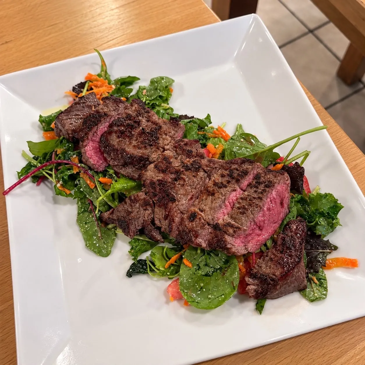 Bœuf grillé sur salade
