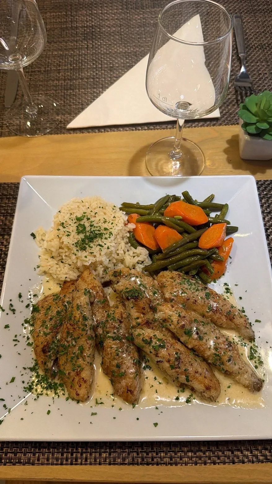 Filets de perche en sauce crémeuse, riz et légumes